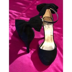 Qupid size 6 black suede bow heels